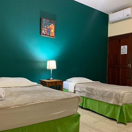 Hostal Fachente Leon Bagian luar foto