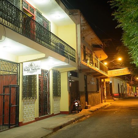 Hostal Fachente Leon Bagian luar foto