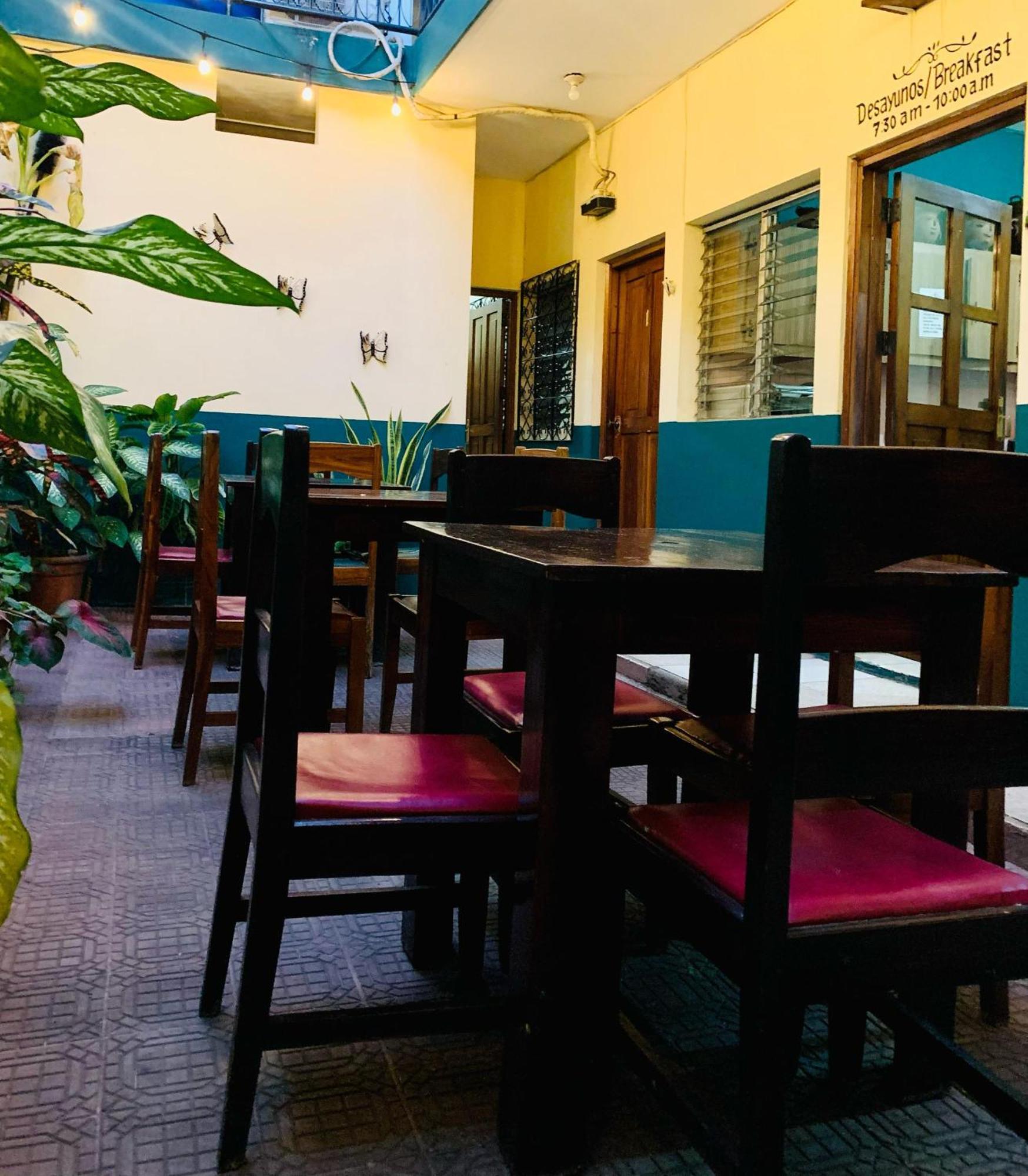Hostal Fachente Leon Bagian luar foto