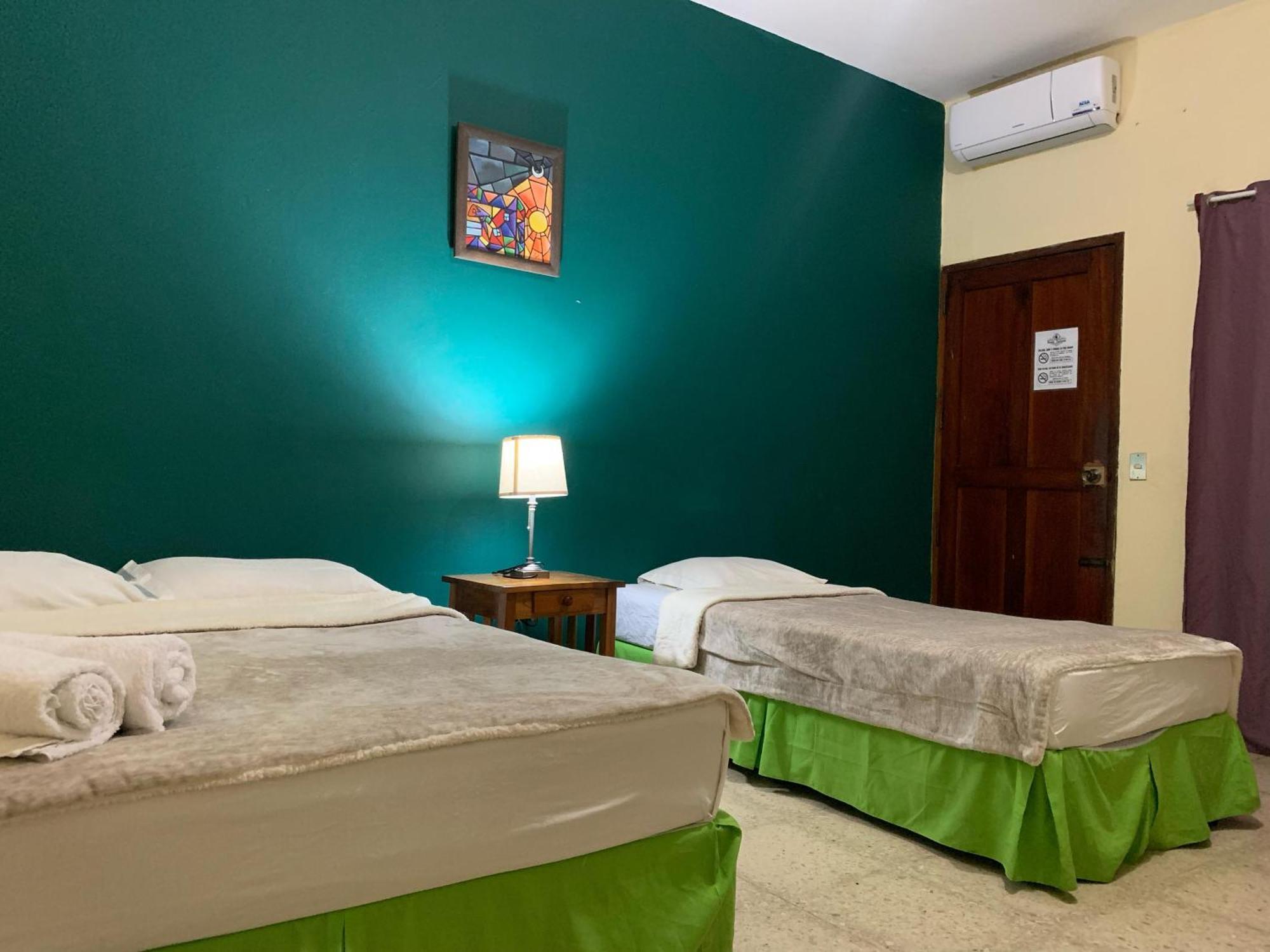 Hostal Fachente Leon Bagian luar foto