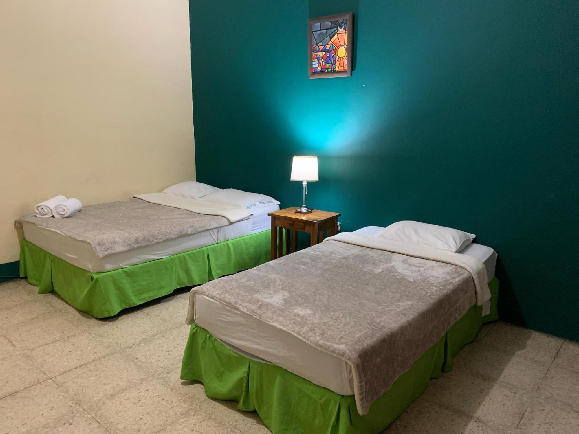 Hostal Fachente Leon Bagian luar foto