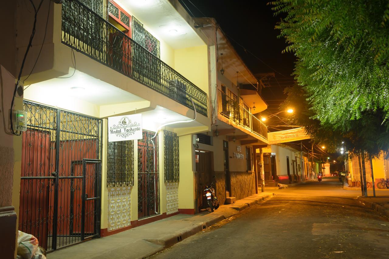 Hostal Fachente Leon Bagian luar foto