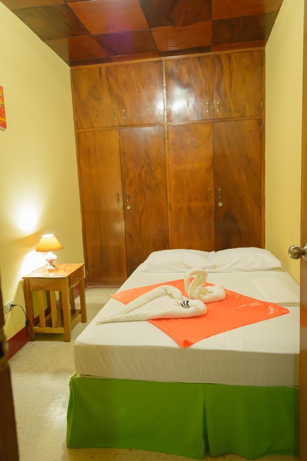 Hostal Fachente Leon Bagian luar foto