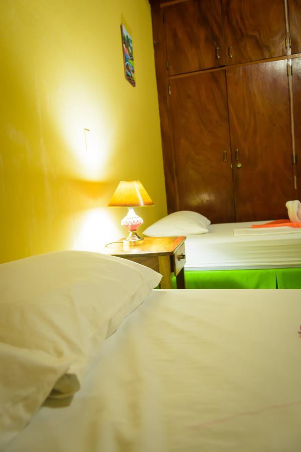 Hostal Fachente Leon Bagian luar foto