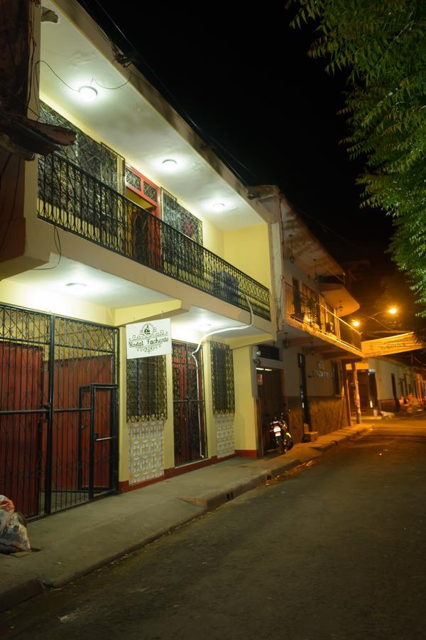 Hostal Fachente Leon Bagian luar foto