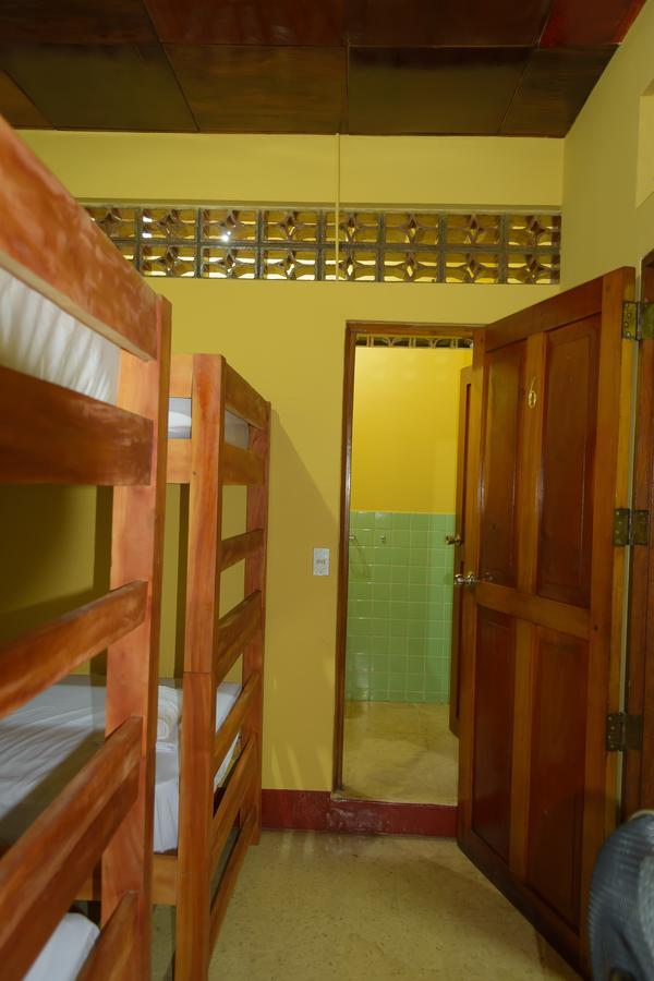 Hostal Fachente Leon Bagian luar foto